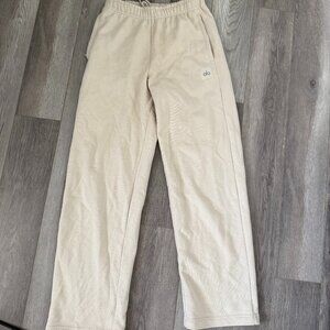 Alo tracksuit pants in cream color